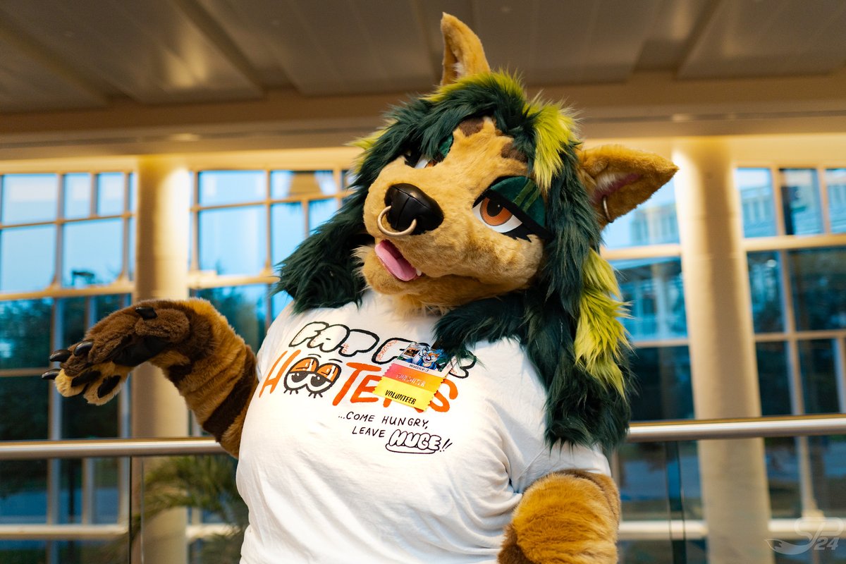 StevenJPaul's tweet photo. 📅: August 31, 2024
📍: Orlando, FL #Megaplex2024
🐾: @Lattice3141
✂️: @DelishDisguises
🖼️: https://t.co/OkVsEPeBzH
#Fursuit #FursuitFriday https://t.co/yiOMUkwYxH