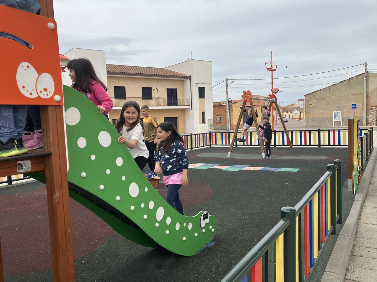 Villapaz celebra el día de la Educación Física en la Calle disfrutando del entorno y enseñando lo bien que sienta un poco de actividad física en nuestro día a día!! Por muchos días más así!!! #DEFC2025