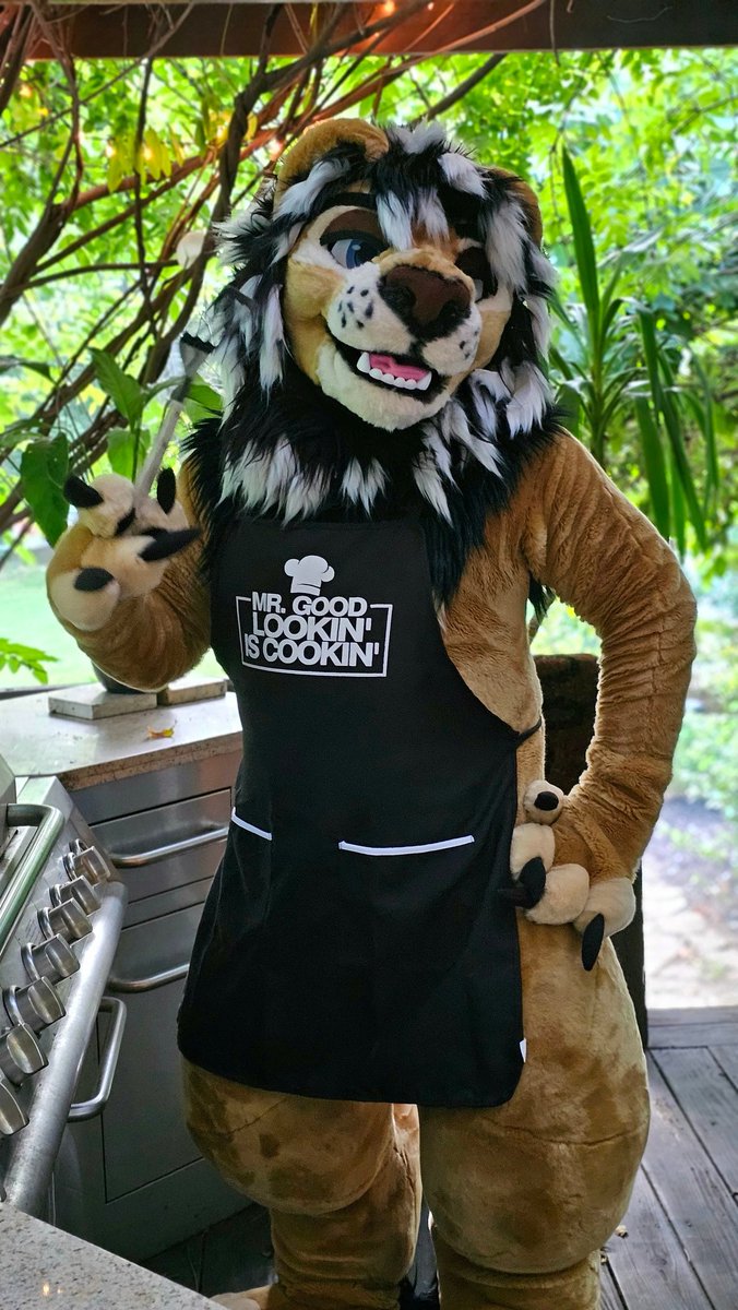 It's finally time to fire up the grill and have some good BBQ!

Who wants to kiss the chef for extra portions? 😉

#FursuitFriday