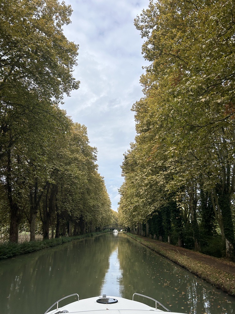 Wine lovers and history buffs, this one’s for you. Cruise through the Aquitaine Waterways where charming villages, golden vineyards, and medieval castles line your route. It’s southern France at its most magical—best enjoyed at the helm of your own private houseboat