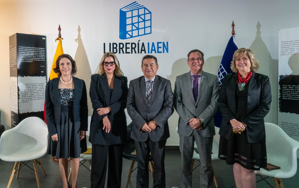 IAENUniversidad's tweet photo. 📚 Reflexión y análisis para el presente del país. Así se vivió la presentación del libro “Tiempos de incertidumbre: desafíos para la dirección pública del Ecuador”, una obra escrita por nuestras docentes la Dra. Irma Jara y la Dra. Jenny Cedeño. https://t.co/DTmY0YEAV2