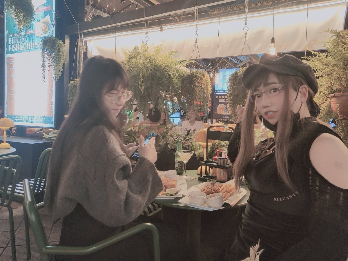 和可愛的流夏 <a href="/m_ruka7898/">流夏🏳️‍⚧️</a> 一起去紅樓吃東西，然後還去了bdsm酒吧玩了一陣子，很愉快的夜晚唷