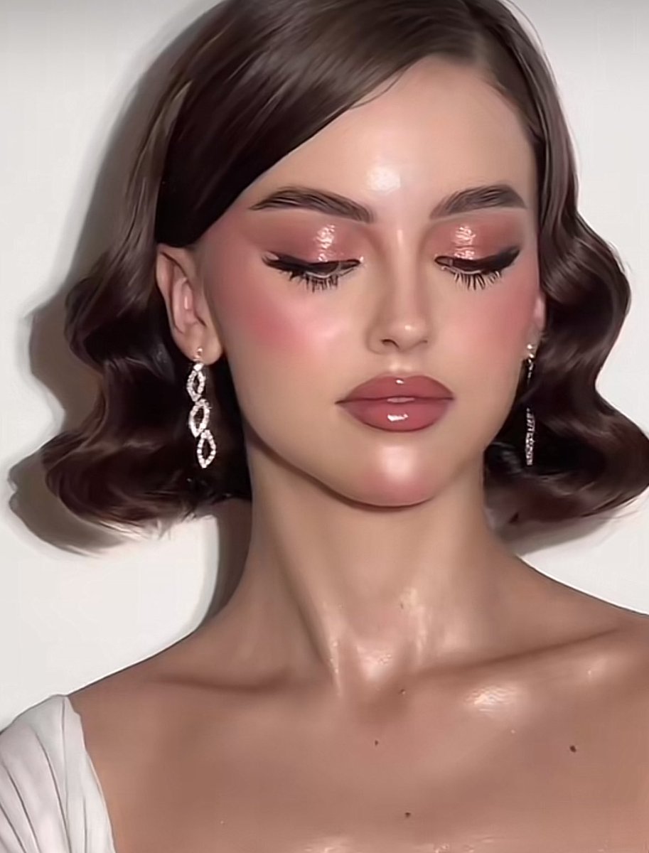 منتجات ميكب احس لازم تكون عند كل بنت🔥  

بنظركم اي منتج ميكب تحسون لازم لازم يكون عند كل بنت؟!