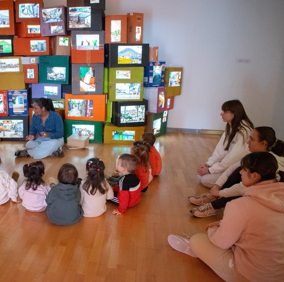 miradasinfan03's tweet photo. Hoy acabamos con el acompañamiento a las escuelas infantiles por parte de las alumnas en el @DomusArtium2002 . Ha sido un proceso enriquecedor, muy trabajado por su parte en el que han podido observar al niñ@ jugando y creciendo a la vez.#AulaEmpresa+CyL @iesfrojas @ciudadsaberes https://t.co/VoIehOyMeV