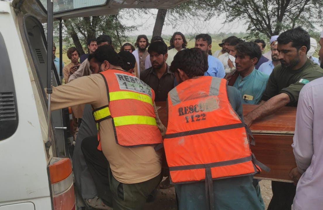1122Dikhan's tweet photo. ڈیرہ: چار دن قبل تحصیل پنیالہ بلوٹ شریف کے مقام پر CRBC نہر میں نہاتے ہوئے ڈوبنے والے نوجوان ظاہر ایوب ولد محمد ایوب، عمر 25 سال، سکنہ وانڈہ لوہانی کی نعش ریسکیو 1122 نے چوتھے روز سرچ کر کہ لواحقین کے حوالے کر دی۔ https://t.co/eDfSMpNEPv