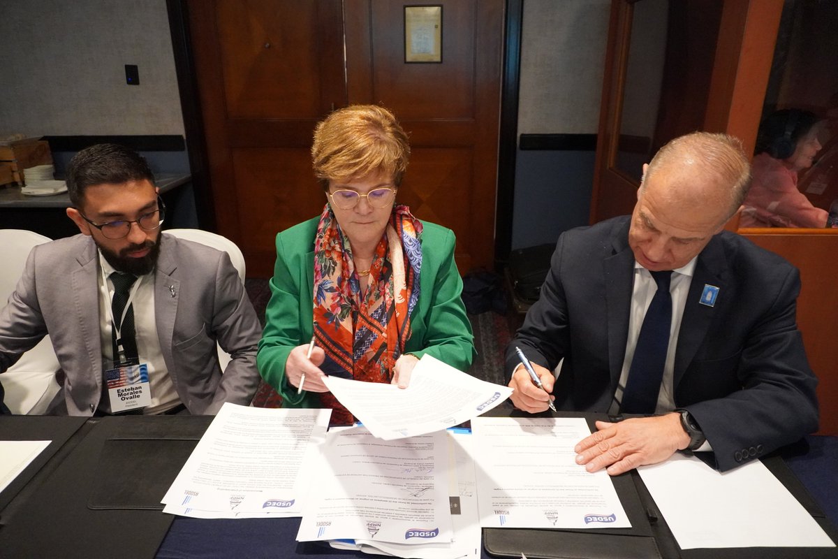 Asodelgt's tweet photo. ▶️El objetivo de este acuerdo es fortalecer las relaciones institucionales, fomentar el intercambio de conocimiento en los asuntos de interés mutuo, además de fomentar y llevar a cabo acciones en defensa de la leche y los productos lácteos en los mercados de ambos países 🐮🥛🧀 https://t.co/tzEUo5Izgu