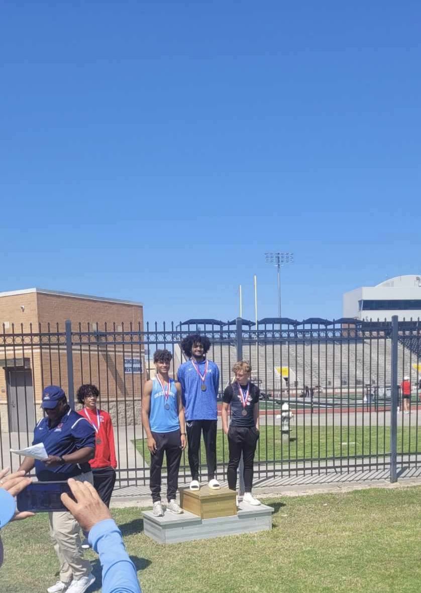 DHSBoysTrack's tweet photo. 🥇Congratulations to the AREA CHAMPION in the High Jump‼️
Hard work. Big moments. Even bigger heights. #gatorpride https://t.co/EesQuhgI4n