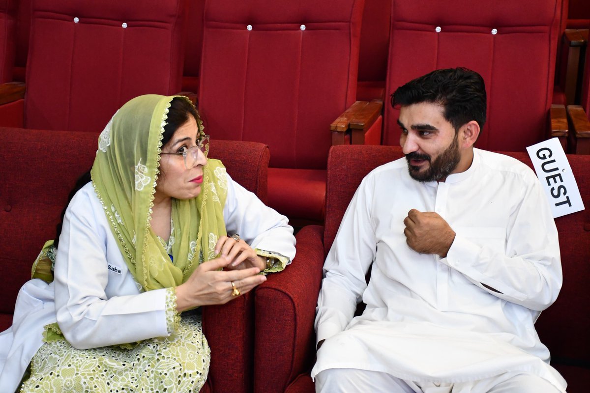 1122Dikhan's tweet photo. ڈیرہ: گومل میڈیکل کالج میں منعقدہ تھرڈ انٹرنیشنل ریسرچ میں ڈسٹرکٹ ایمرجنسی آفیسر انجینئر فصیح اللہ کی شرکت، پروگرام کے اختتام پر ڈین گومل میڈیکل کالج ڈاکٹر نسیم صبا محسود کی جانب سے ڈسٹرکٹ ایمرجنسی ایمرجنسی آفیسر انجینئر فصیح اللہ اور ٹریننگ ونگ انچارج کو تعریفی اسناد بھی دیں https://t.co/R54Y45xEuH