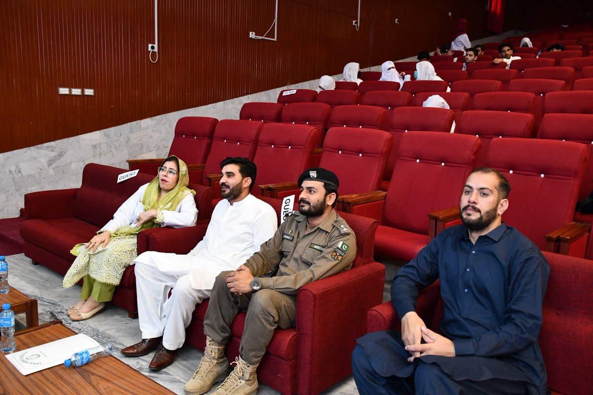 1122Dikhan's tweet photo. ڈیرہ: گومل میڈیکل کالج میں منعقدہ تھرڈ انٹرنیشنل ریسرچ میں ڈسٹرکٹ ایمرجنسی آفیسر انجینئر فصیح اللہ کی شرکت، پروگرام کے اختتام پر ڈین گومل میڈیکل کالج ڈاکٹر نسیم صبا محسود کی جانب سے ڈسٹرکٹ ایمرجنسی ایمرجنسی آفیسر انجینئر فصیح اللہ اور ٹریننگ ونگ انچارج کو تعریفی اسناد بھی دیں https://t.co/R54Y45xEuH