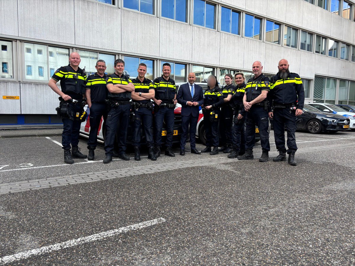In de nacht van 6 maart stonden ze er: politiemensen die levens redden terwijl het vuur om zich heen greep. Dankzij hun snelle optreden geen slachtoffers. En verdachten opgespoord. Gisteren mocht ik hen bedanken. Arnhem is trots op jullie. <a href="/POL_Gelderland/">Politie Gelderland</a> : diep respect. #Arnhem