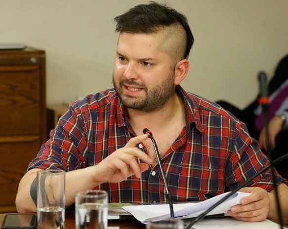 fachininja's tweet image. -Diputado Boric:   Vota en contra de la Ley de violencia en los estadios porque "criminaliza" a las barras bravas.

-Presidente Boric :"Es desgarrador ver cómo la violencia de las barras bravas se toman los estadios."

                                     FIN.