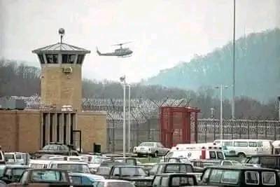 MrDarrenEPrice's tweet photo. 32 yrs ago today began the longest #prisonriot in #US history at #SOCF in #Lucasville. Pls remember the staff & their families whose lives were forever changed, especially the family of C/O Bobby Vallandingham, who was murdered during the riot.#Brotherhood #NeverForget @DRCOhio https://t.co/EJpunoKpDp