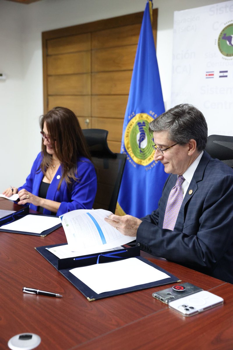 sg_sica's tweet photo. El Consejo de Ministros de Integración Económica (#COMIECO) toma importante acuerdo hacia la #TransformaciónDigital al acordar la adopción de la firma electrónica certificada #SICASign. Esta herramienta permitirá agilizar la toma de decisiones en el ámbito de la integración económica regional✅
📌 En diciembre de 2024, COMIECO suscribió la resolución que autoriza el uso de #SICASign, así como la gestión administrativa y financiera de su implementación por parte de la @sg_sieca.
🤝 Como parte de este avance, se firmó el Acuerdo de Prestación de Servicios de Firma Electrónica entre la @sg_sieca y la Secretaría General del SICA, que permitirá la adopción de este estratégico instrumento digital.
Con la incorporación de este servicio se habilitará su aplicación en la SG-SIECA, así como en el Consejo de Ministros de Integración Económica #COMIECO, el Consejo Sectorial de Ministros de Transporte de Centroamérica #COMITRAN y en el Fondo Estructural y de Inversiones FEIUA del proceso de Integración Profunda entre Guatemala, Honduras y El Salvador.
#SICASign es el servicio digital de firma electrónica certificada impulsado por la SG-SICA, a través de la Unidad Regional de Firma Electrónica (URFE-SICA), para ser utilizado en el ámbito de la institucionalidad regional, aprobado por el Consejo de Ministros de Relaciones Exteriores en marzo 2023.
Es un esfuerzo que se enmarca dentro de la Estrategia Regional Digital del SICA #ERDI, que tiene por objetivo impulsar una #TransformaciónDigital inclusiva y segura en la #RegiónSICA, contribuyendo al desarrollo económico, político y social.
Más información: https://t.co/mv9oJF5X8D