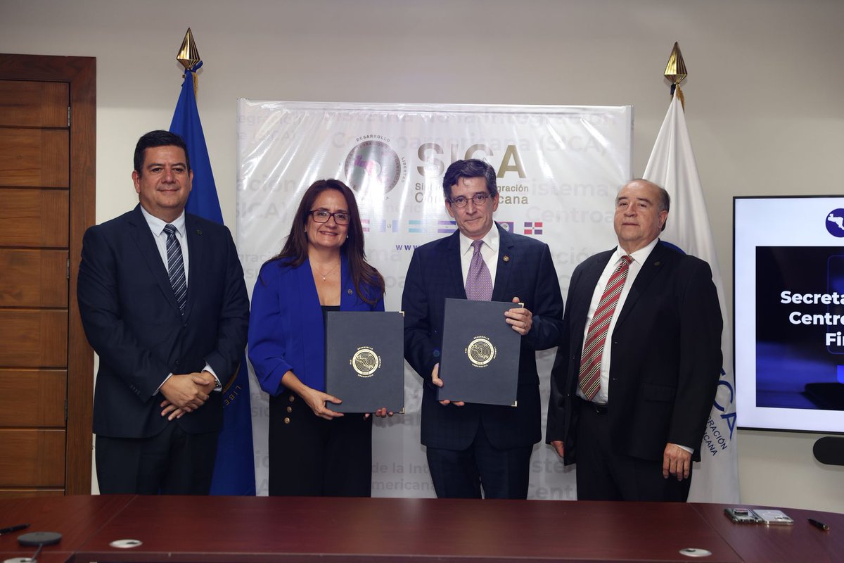sg_sica's tweet photo. El Consejo de Ministros de Integración Económica (#COMIECO) toma importante acuerdo hacia la #TransformaciónDigital al acordar la adopción de la firma electrónica certificada #SICASign. Esta herramienta permitirá agilizar la toma de decisiones en el ámbito de la integración económica regional✅
📌 En diciembre de 2024, COMIECO suscribió la resolución que autoriza el uso de #SICASign, así como la gestión administrativa y financiera de su implementación por parte de la @sg_sieca.
🤝 Como parte de este avance, se firmó el Acuerdo de Prestación de Servicios de Firma Electrónica entre la @sg_sieca y la Secretaría General del SICA, que permitirá la adopción de este estratégico instrumento digital.
Con la incorporación de este servicio se habilitará su aplicación en la SG-SIECA, así como en el Consejo de Ministros de Integración Económica #COMIECO, el Consejo Sectorial de Ministros de Transporte de Centroamérica #COMITRAN y en el Fondo Estructural y de Inversiones FEIUA del proceso de Integración Profunda entre Guatemala, Honduras y El Salvador.
#SICASign es el servicio digital de firma electrónica certificada impulsado por la SG-SICA, a través de la Unidad Regional de Firma Electrónica (URFE-SICA), para ser utilizado en el ámbito de la institucionalidad regional, aprobado por el Consejo de Ministros de Relaciones Exteriores en marzo 2023.
Es un esfuerzo que se enmarca dentro de la Estrategia Regional Digital del SICA #ERDI, que tiene por objetivo impulsar una #TransformaciónDigital inclusiva y segura en la #RegiónSICA, contribuyendo al desarrollo económico, político y social.
Más información: https://t.co/mv9oJF5X8D