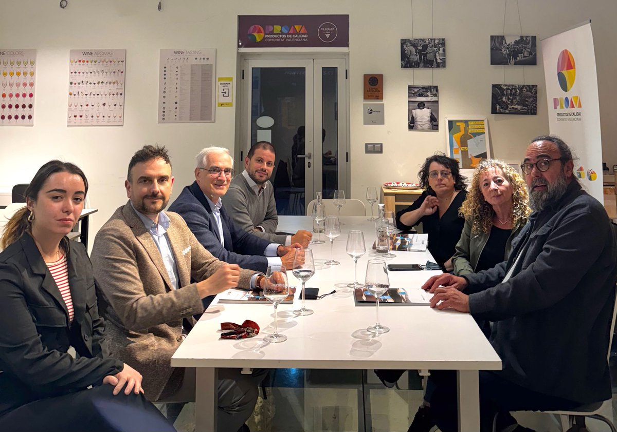 FEV_Vino's tweet photo. Esta mañana el director de la @FEV_Vino ha presidido uno de los dos jurados del X Concurso oficial de vinos de la comunidad valenciana organizada por @Proava
El próximo 24 de abril en la 35ª edición de la Mostra, conoceremos a los ganadores 🍷 https://t.co/n0WHPO3rAb
