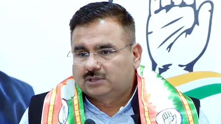 दो लोग और कांग्रेस 

एक है राजीव शुक्ला दूसरे है आलोक शर्मा 

दोनों कांग्रेस के नेता है पर ध्यान से सुनिए 

आलोक शर्मा दिन रात कांग्रेस के लिए लड़ते है 
राजीव शुक्ला को कांग्रेस के लिए किसे ने लड़ते देखा हो तो बताओ ? 

आज का हाल देखिए राजीव शुक्ला परमानेंट इन्वाइटी बन गए है और