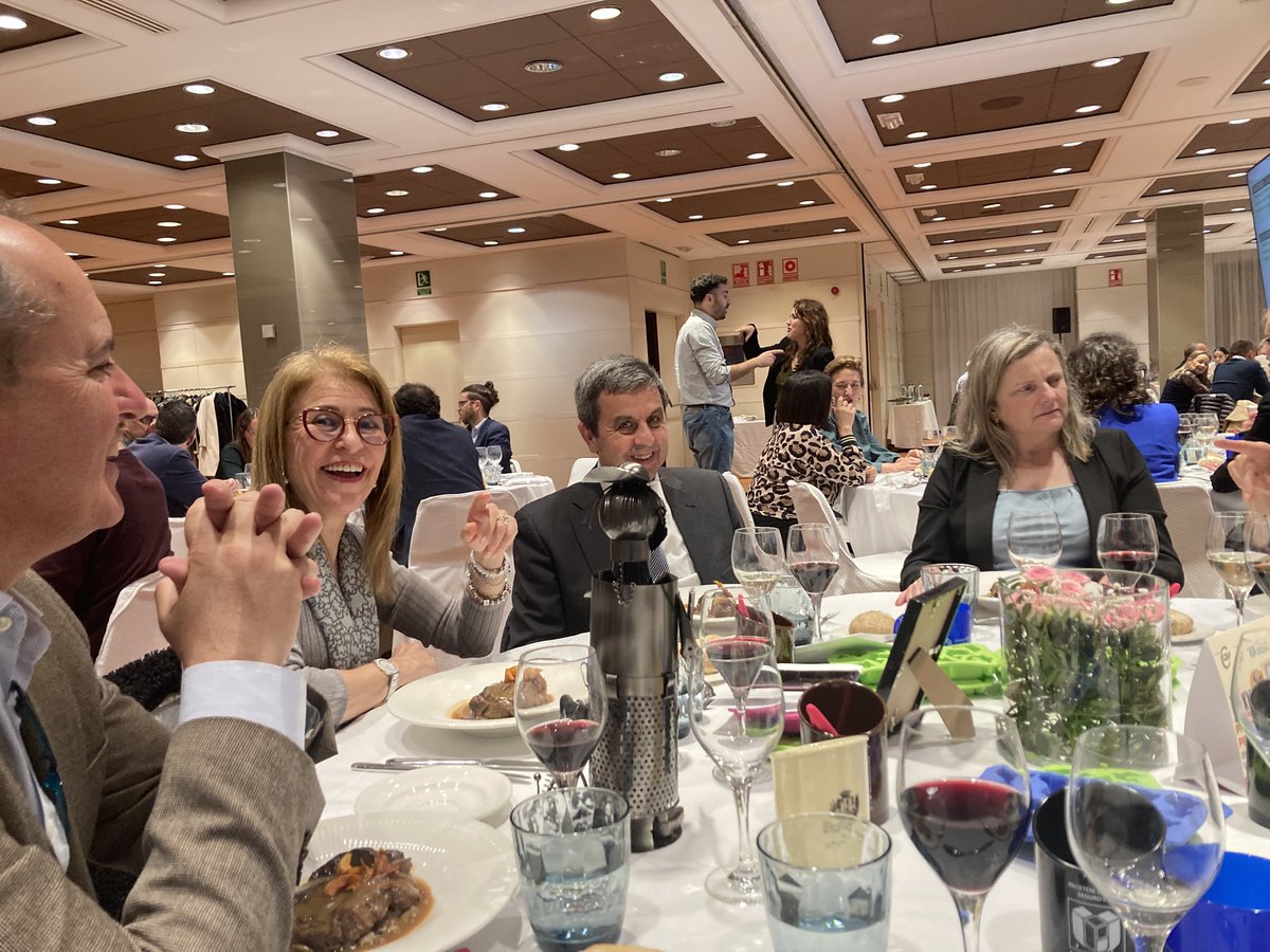 Anoche disfrutamos un año más de los  Premios Periodísticos de la CV. Encuentro emocionante y divertido, que reconoce el trabajo de grandes profesionales del periodismo y la comunicación.Enhorabuena a Héctor González y a los premiados, en especial a Arturo Checa.