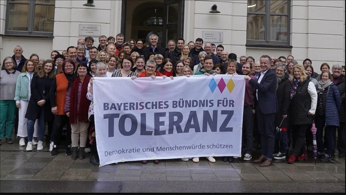 Starkes Zeichen für die #Demokratie – erstmals zählt das #BayerischeBündnisfürToleranz , Bayerns größtes Netzwerk gegen Rechtsextremismus, Antisemitismus und Rassismus, dessen Gründungsmitglied die Erzdiözese ist, über 100 Mitglieder.