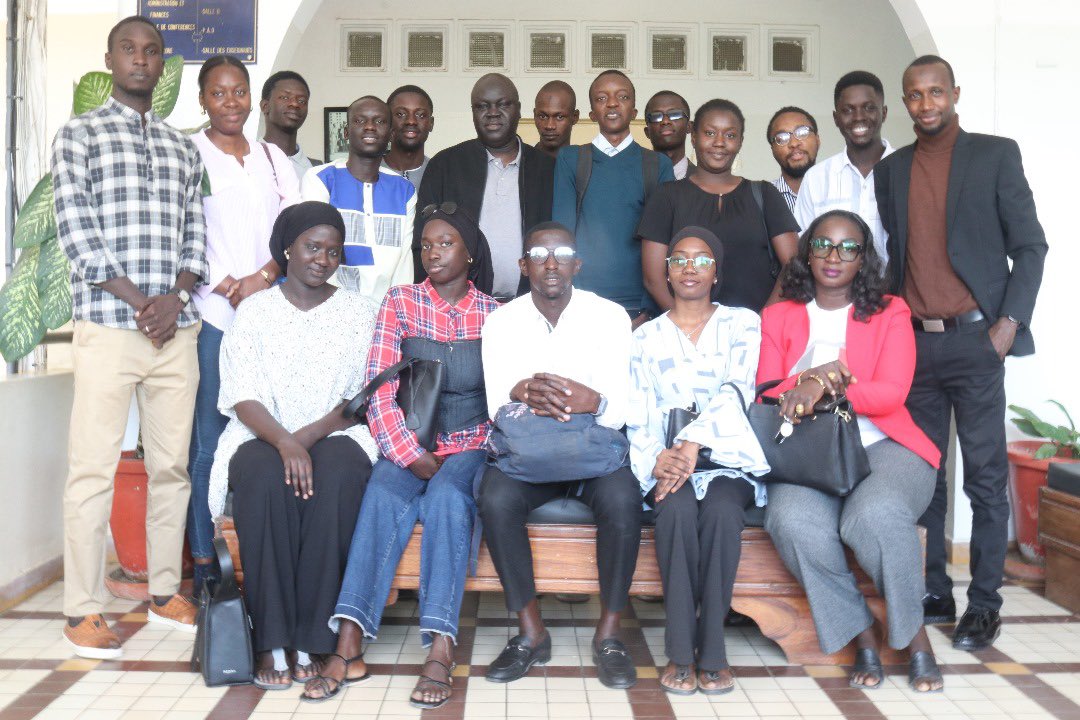 ame_cesti's tweet photo. Ce 10 avril 2025, l’Amicale des Étudiants du CESTI a présenté son nouveau bureau exécutif au Directeur de l’établissement. Mamadou NDIAYE a salué cette initiative et réaffirmé son soutien à l’amicale, tout en souhaitant un excellent mandat au bureau pour l’année 2025-2026. https://t.co/2YY6qWYtLj