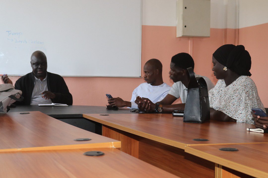 ame_cesti's tweet photo. Ce 10 avril 2025, l’Amicale des Étudiants du CESTI a présenté son nouveau bureau exécutif au Directeur de l’établissement. Mamadou NDIAYE a salué cette initiative et réaffirmé son soutien à l’amicale, tout en souhaitant un excellent mandat au bureau pour l’année 2025-2026. https://t.co/2YY6qWYtLj