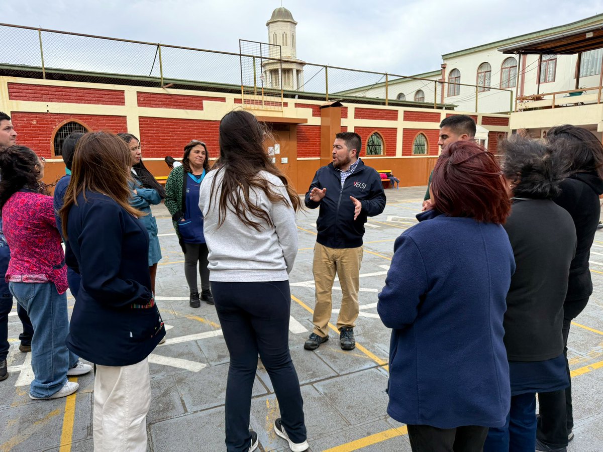UNESCOSantiago's tweet photo. 🔥🚒 Esta semana realizamos el taller “Gestión del riesgo de incendios”, junto a Bomberos en la Escuela Santa Ana, el único establecimiento en el Sitio Patrimonial de #Valparaíso. 🇨🇱 
El taller combinó teoría y práctica, y contó con la participación de docentes y funcionarios. https://t.co/WJjK2itjsz
