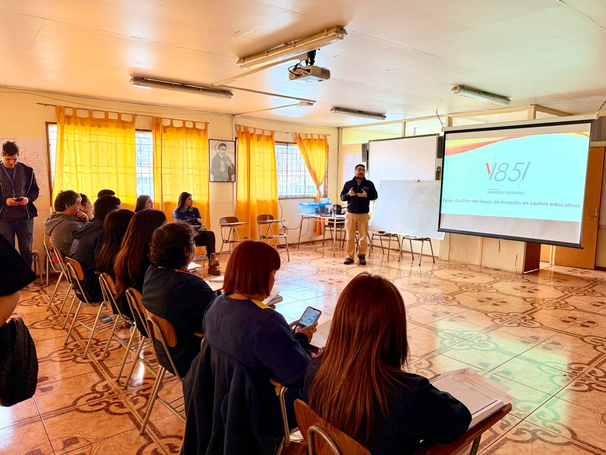 UNESCOSantiago's tweet photo. 🔥🚒 Esta semana realizamos el taller “Gestión del riesgo de incendios”, junto a Bomberos en la Escuela Santa Ana, el único establecimiento en el Sitio Patrimonial de #Valparaíso. 🇨🇱 
El taller combinó teoría y práctica, y contó con la participación de docentes y funcionarios. https://t.co/WJjK2itjsz