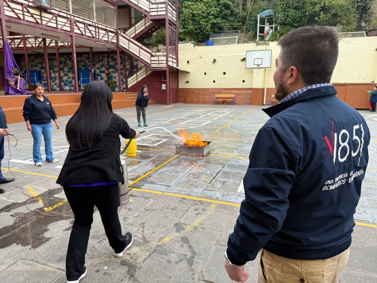 UNESCOSantiago's tweet photo. 🔥🚒 Esta semana realizamos el taller “Gestión del riesgo de incendios”, junto a Bomberos en la Escuela Santa Ana, el único establecimiento en el Sitio Patrimonial de #Valparaíso. 🇨🇱 
El taller combinó teoría y práctica, y contó con la participación de docentes y funcionarios. https://t.co/WJjK2itjsz