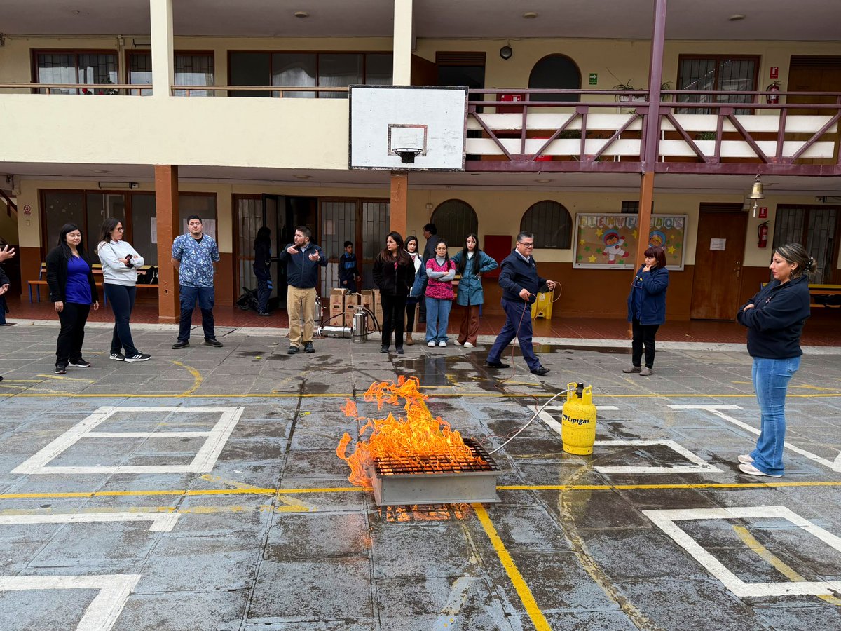UNESCOSantiago's tweet photo. 🔥🚒 Esta semana realizamos el taller “Gestión del riesgo de incendios”, junto a Bomberos en la Escuela Santa Ana, el único establecimiento en el Sitio Patrimonial de #Valparaíso. 🇨🇱 
El taller combinó teoría y práctica, y contó con la participación de docentes y funcionarios. https://t.co/WJjK2itjsz