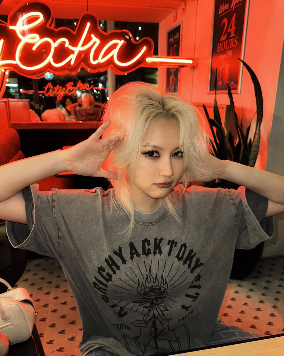 SINGNlE's tweet photo. she is so rockstar gf it’s crazy. https://t.co/T1DF5IszSS