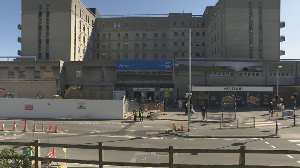 itvwestcountry's tweet photo. The NHS Trust that runs Derriford Hospital needs to make cuts of nearly £70 million this year as it tries to balance the books.

Hospital bosses said they are looking at a plan that will increase productivity and reduce the wage bill for staff.

Read more: https://t.co/rf2DnOVFKn https://t.co/Xt0Gv9FSJD