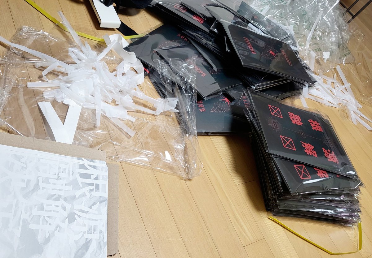 파일북 근원융해결정의 포장작업이 끝났습니다!! 내지가 정말 아름다워요ㅠㅠ 정말 다행입니다... 다이스페스타 행사장에서 만나요!! 🥹🫶🫶🫶