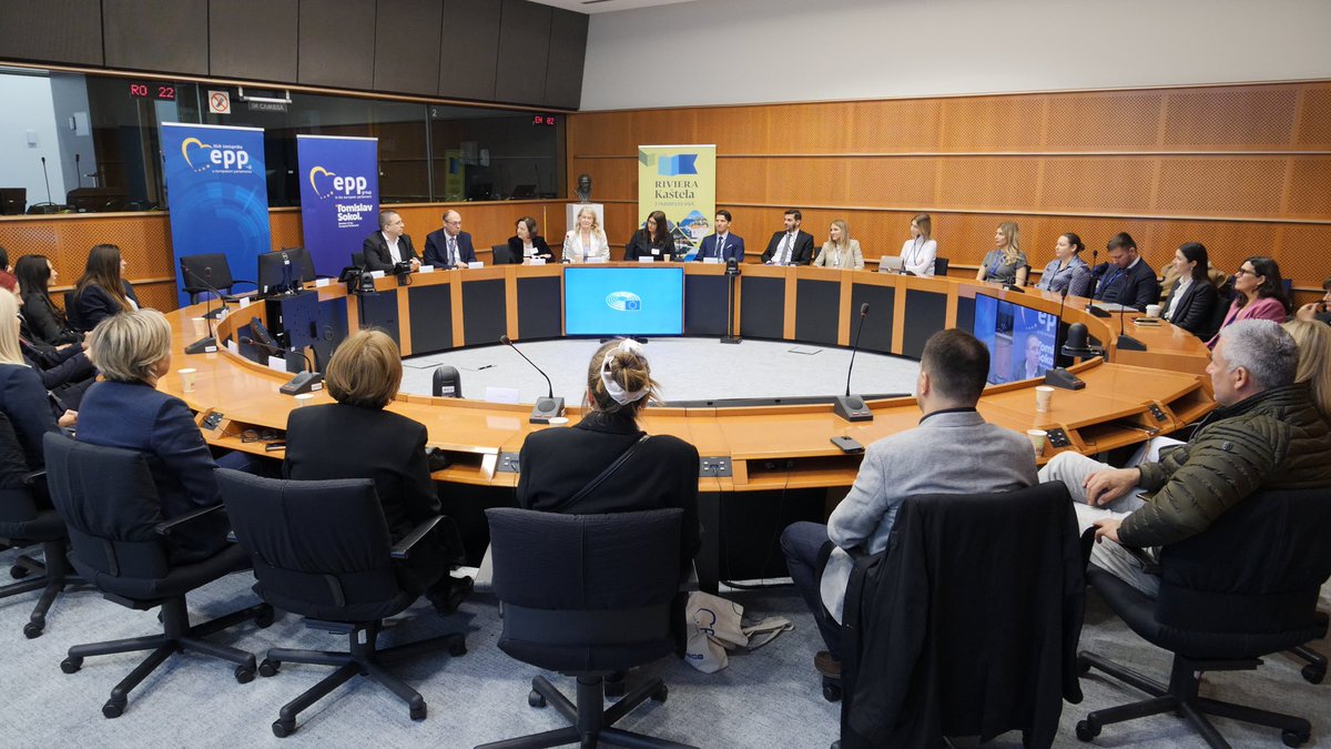TomislavSokol's tweet photo. U @Europarl_EN ugostio sam Grad Kaštela i TZ Kaštela. U suradnji s Uredom Slavonije, Baranje i Srijema, u Bruxellesu smo predstavili “Mediteran u malom” kroz kulturu, turizam i autentična vina. Hrvatska definitivno ima što ponuditi Europi. #EUHR #7reasonstovisit https://t.co/R7tay5JGOm