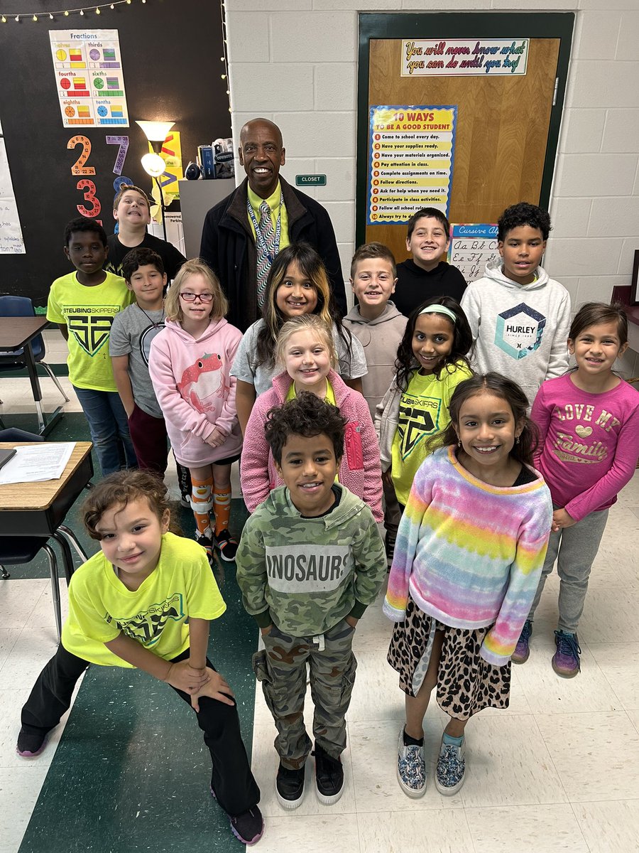 afields33's tweet photo. We had the pleasure of having @bobbyblount22 read to our class! 📕 The kids were captivated by his storytelling and even more thrilled by the magic trick he performed before leaving! 🎩 ✨Thank you for making our day so special! #readaloud #MagicMoment @NISDSteubing https://t.co/a0tXxg9Xy9