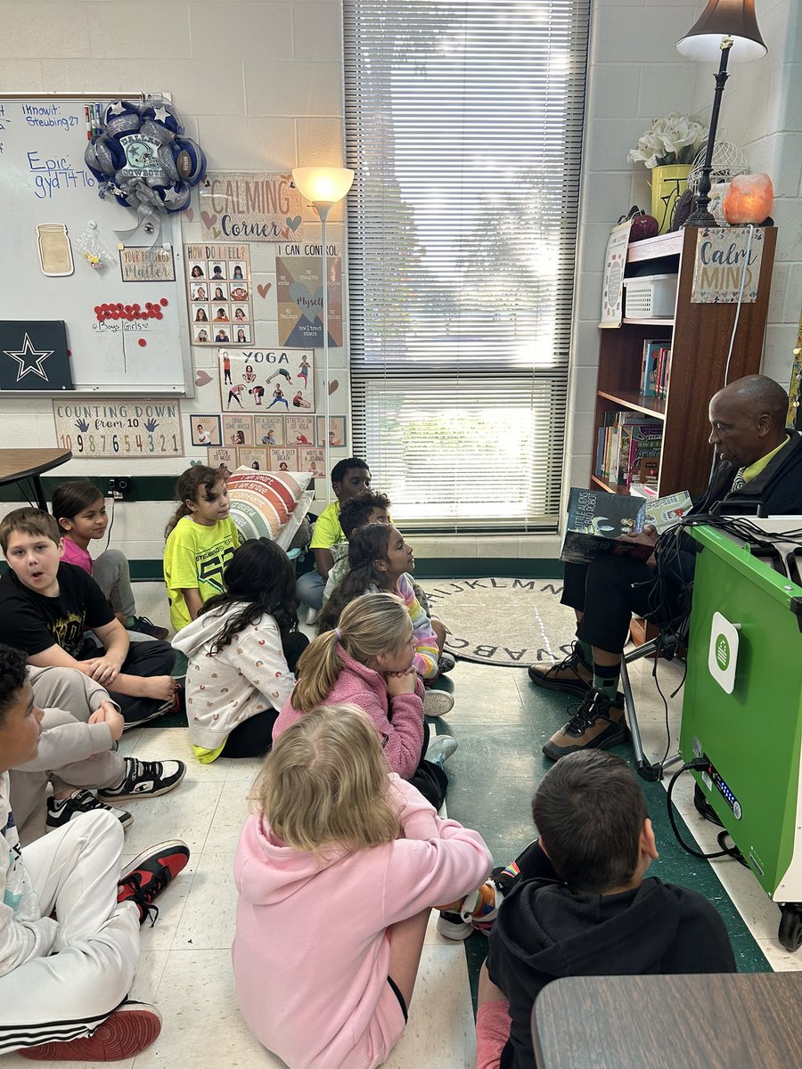 afields33's tweet photo. We had the pleasure of having @bobbyblount22 read to our class! 📕 The kids were captivated by his storytelling and even more thrilled by the magic trick he performed before leaving! 🎩 ✨Thank you for making our day so special! #readaloud #MagicMoment @NISDSteubing https://t.co/a0tXxg9Xy9