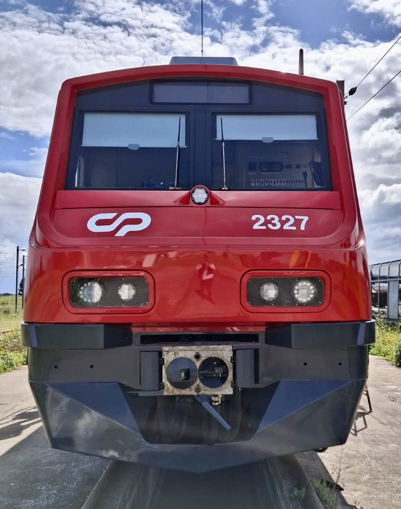 Filipa_SPereira's tweet photo. A UQE 2327 já está a caminho de Campolide, pronta para entrar ao serviço nos urbanos de Lisboa da CP - Comboios de Portugal.
A equipa de Manutenção e Engenharia, neste caso do Entroncamento, está de parabéns pelo trabalho de excelência que desenvolve diariamente. https://t.co/ZuVUuql85u