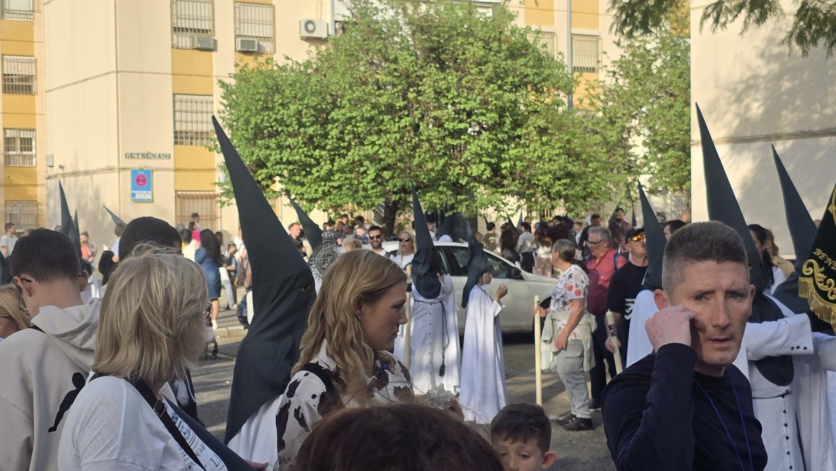 ByE_PoligonoSur's tweet photo. #SomosBendiciónyEsperanza
#HumildadyCaridad
#ByE25
🟢⚫Cruz de Guía detenida para desembocar la Calle Getsemaní para posteriormente para encarar hacia el Tiro de Línea.
#ViernesDeDolores25
#BendiciónyEsperanza #SalyLuz #PolígonoSur #TDSCofrade
#HumildadyCaridadDelPolígonoSur https://t.co/ZqCdD5nljq