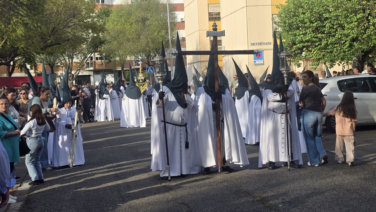 ByE_PoligonoSur's tweet photo. #SomosBendiciónyEsperanza
#HumildadyCaridad
#ByE25
🟢⚫Cruz de Guía detenida para desembocar la Calle Getsemaní para posteriormente para encarar hacia el Tiro de Línea.
#ViernesDeDolores25
#BendiciónyEsperanza #SalyLuz #PolígonoSur #TDSCofrade
#HumildadyCaridadDelPolígonoSur https://t.co/ZqCdD5nljq