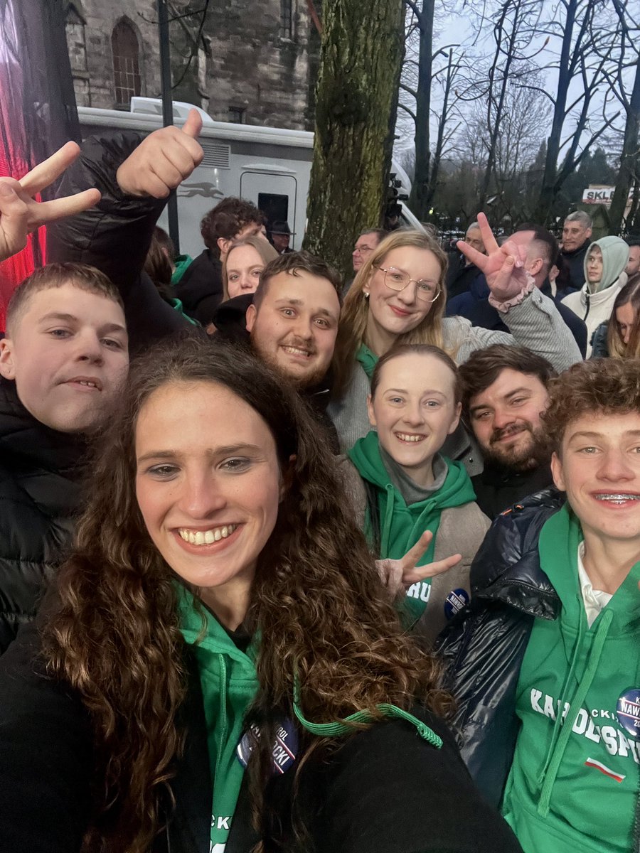 Życie pisze najlepsze scenariusze 😍 

Razem z kolegami z <a href="/FMPiS_Oficjalny/">Forum Młodych PiS</a> i <a href="/FM_PiS_Warszawa/">Forum Młodych PiS Warszawa</a> pozdrawiamy z Końskich! Bo tu wygrywa się wybory 🇵🇱💪🏽

#Nawrocki2025 #KobietyZaNawrockim