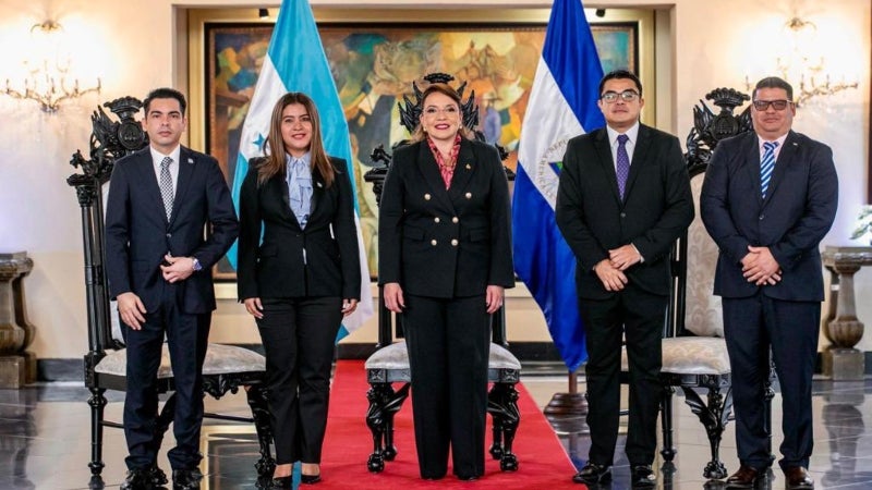 PulsoLatam's tweet image. 🇳🇮❌🇭🇳El Gobierno de #Nicaragua anuló este viernes el nombramiento de su #embajadora en #Honduras, Iris #AudellyAcuña Huete, tras rechazar, junto a #Argentina y #Paraguay, la falta de consenso en la declaración final de la IX Cumbre de la Celac, celebrada en Tegucigalpa.…