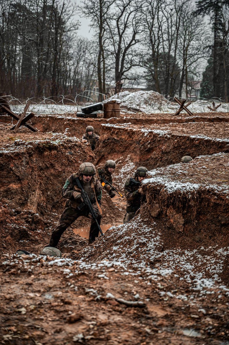 1er_ri's tweet photo. Retour en images: Entraînement de la 3ème compagnie de combat 🪖
Reconquérir les tranchées pour vaincre ⚔️
#armee #armeedeterre #army #infanterie #soldat #militaire #military #tranchees #combat https://t.co/aiDWjfzFNu
