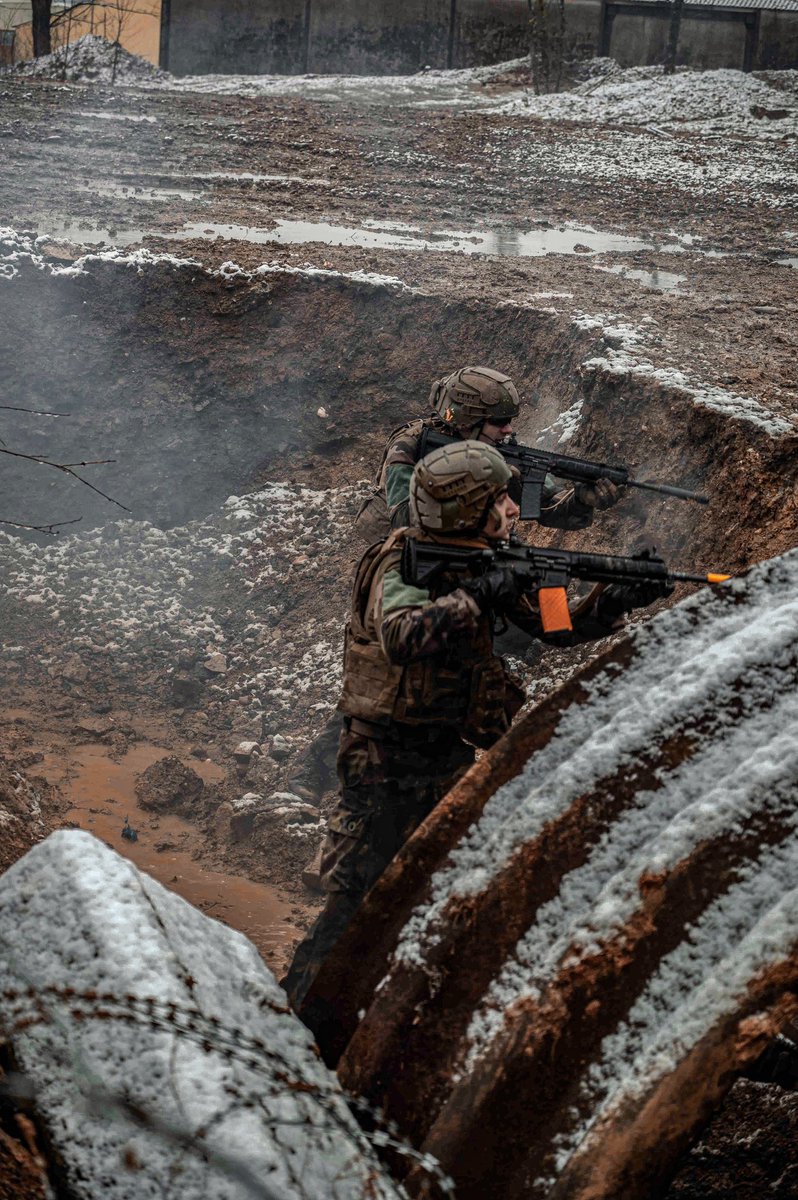 1er_ri's tweet photo. Retour en images: Entraînement de la 3ème compagnie de combat 🪖
Reconquérir les tranchées pour vaincre ⚔️
#armee #armeedeterre #army #infanterie #soldat #militaire #military #tranchees #combat https://t.co/aiDWjfzFNu