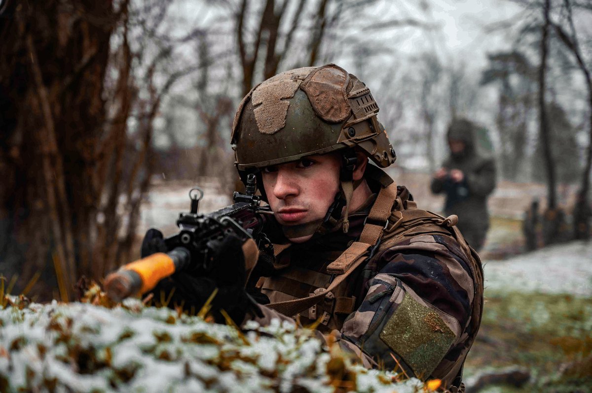 1er_ri's tweet photo. Retour en images: Entraînement de la 3ème compagnie de combat 🪖
Reconquérir les tranchées pour vaincre ⚔️
#armee #armeedeterre #army #infanterie #soldat #militaire #military #tranchees #combat https://t.co/aiDWjfzFNu