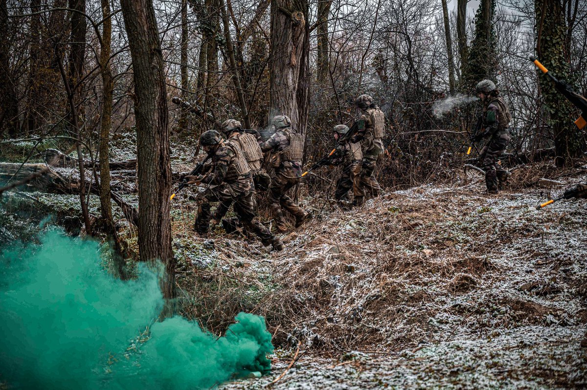 1er_ri's tweet photo. Retour en images: Entraînement de la 3ème compagnie de combat 🪖
Reconquérir les tranchées pour vaincre ⚔️
#armee #armeedeterre #army #infanterie #soldat #militaire #military #tranchees #combat https://t.co/aiDWjfzFNu
