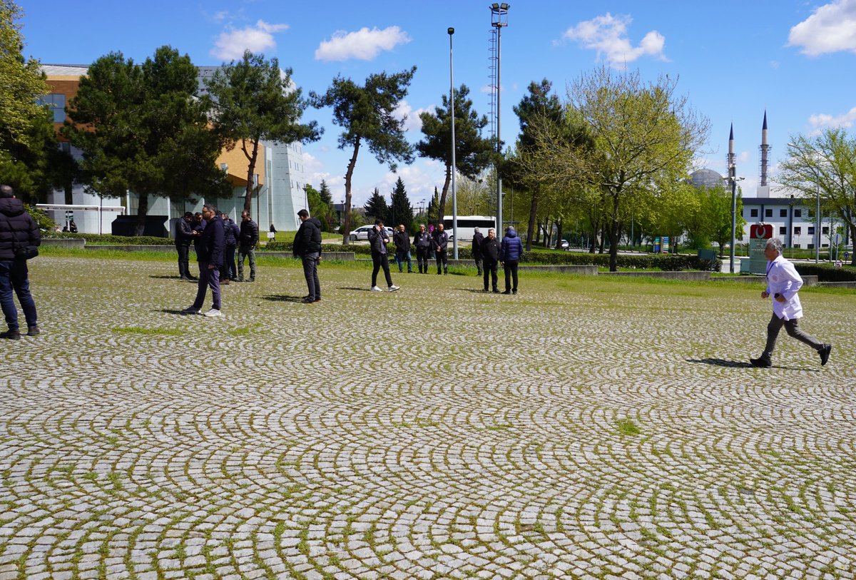 Tıbbiyelilere imrendim, alana koşarak gelen hocaları var.

<a href="/Uutf_Direnis/">UÜTF_Direniş</a>