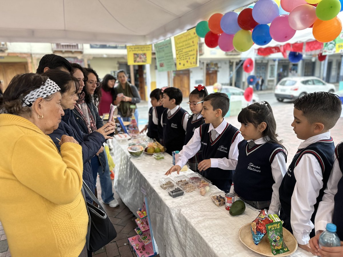 [LOJA] 🧑🏻‍🏫👏🏼 Con creatividad y talento, la Unidad Educativa Simón Bolívar celebró el Día Del Maestro con una casa abierta llena de color, arte y gratitud. Estudiantes y docentes brillaron en exposiciones, destacando el valor de educar con pasión.

#ElNuevoEcuadorResuelve