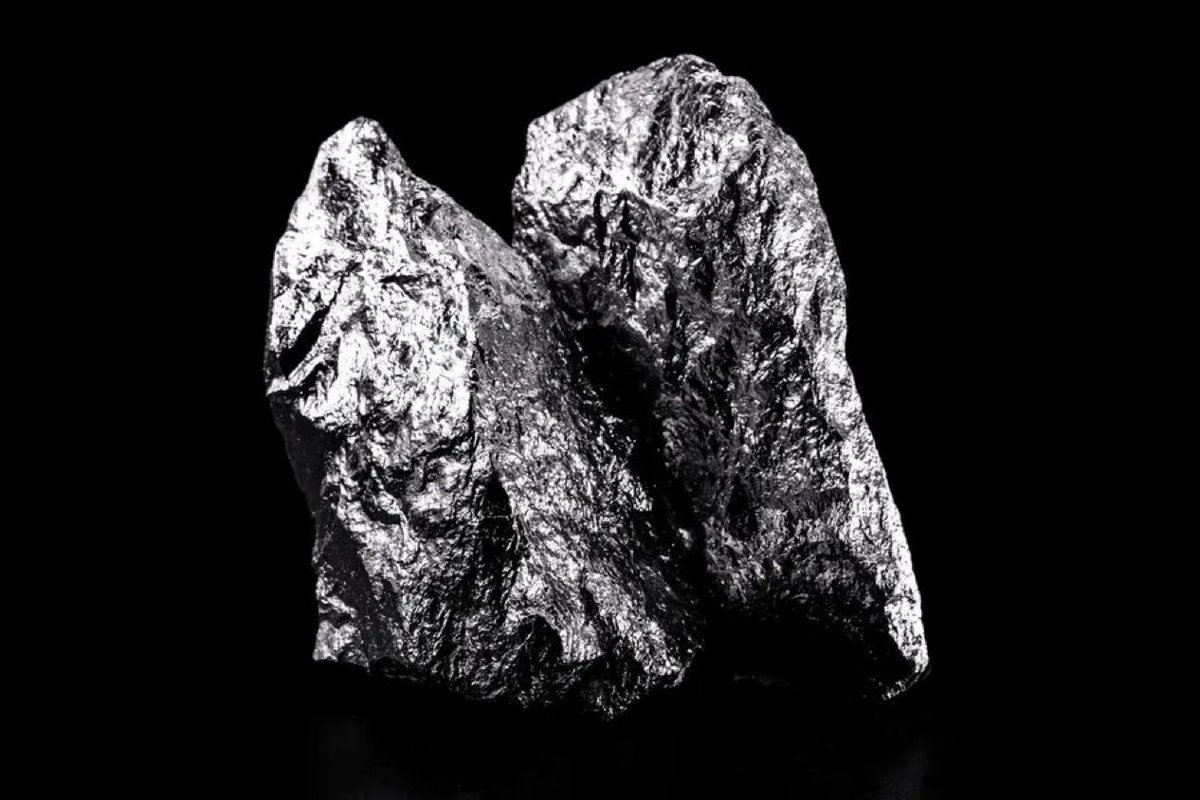 AlertaNews24's tweet photo. 🇨🇳 | China dejó de enviar siete materiales de tierras raras (los que hacen funcionar los vehículos eléctricos, volar los aviones de combate y vibrar los teléfonos) después de que Trump impusiera nuevos aranceles a los productos chinos.

Los envíos se detuvieron el 4 de abril y ahora los exportadores chinos están atrapados en un limbo burocrático a la espera de licencias gubernamentales que pueden o no aparecer, reporta Reuters.

Estos minerales son extremadamente difíciles de encontrar, por lo que todo el mundo se asusta cuando China frena bruscamente su producción.

Si tu próximo teléfono, automóvil o dron llega tarde o es más caro… esta es la razón.