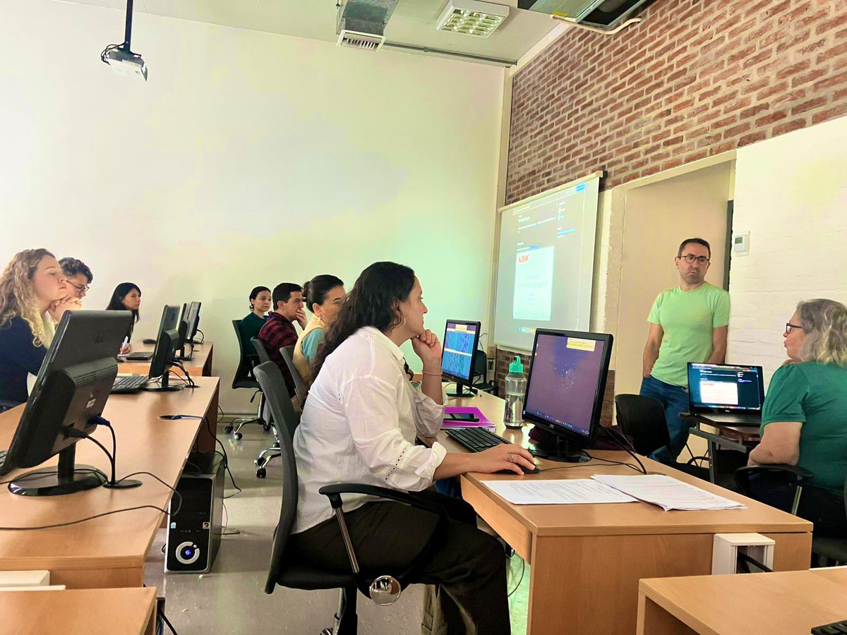 advanced_unit's tweet photo. En el último día del #CFMO2025 nos concentramos en #MicroscopiaConfocal 🔬 #AnálisisdeImagenes #FIJI 🖥️ https://t.co/psBDl4xxFh