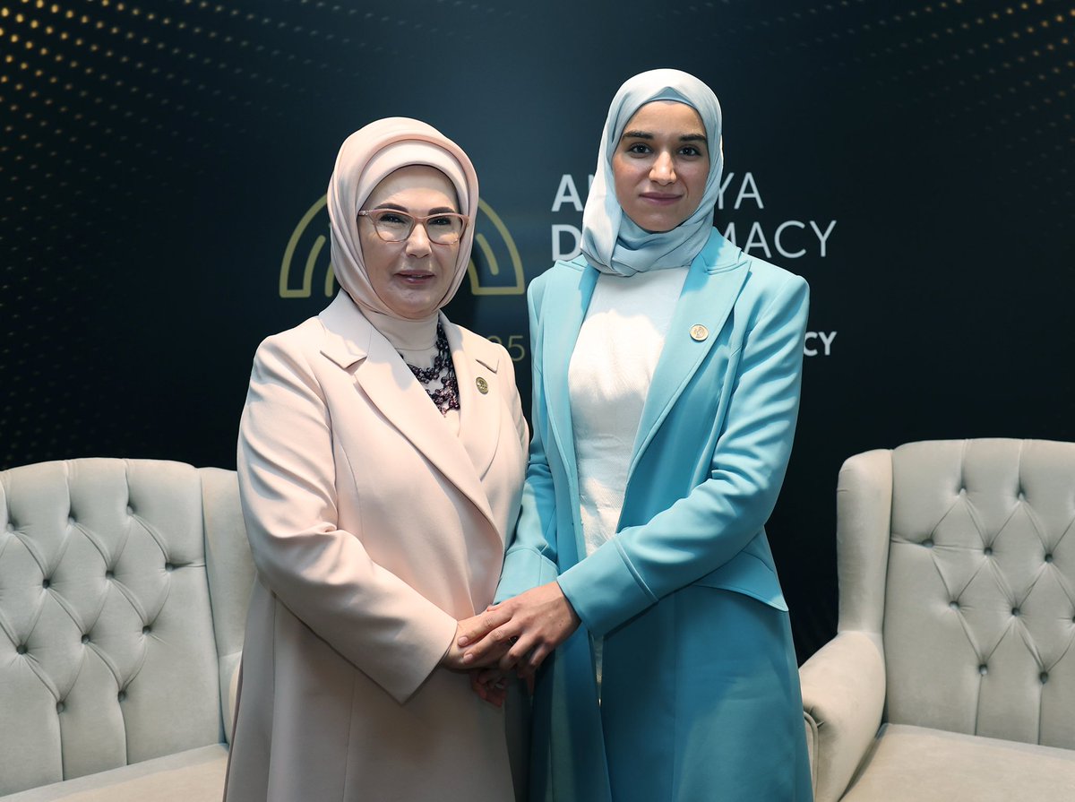 EmineErdogan's tweet photo. Dördüncü Antalya Diplomasi Forumu kapsamında ülkemizi ziyaret eden Suriye Arap Cumhuriyeti Cumhurbaşkanı’nın değerli eşi Latife El Durubi Hanımefendi ile bir araya gelmekten büyük bir memnuniyet duydum.

Görüşmemizde, Suriye’de kadınların ve çocukların yaşamına dokunacak ortak projeleri ele aldık. 

Yeniden inşa sürecinde kadınların diyalog ve dayanışma ile kuracağı köprülerin ne kadar önemli olduğuna değindik.

Bu vesileyle, çevresel sorumluluğun da ortak bir vicdan meselesi olduğuna inanan Sayın El Durubi’ye, Küresel Sıfır Atık İyi Niyet Beyanı’nı imzalayarak verdiği destek için teşekkür ediyorum.

Antalya’dan yükselen bu yapıcı temasların; barışa, iş birliğine ve yarınlara katkı sunmasını temenni ediyorum. #ADF2025