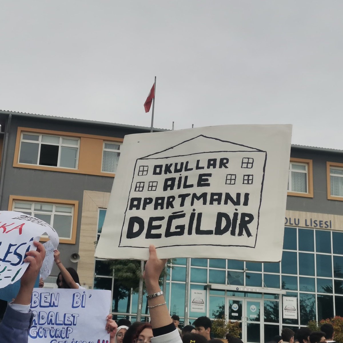 solcugazete60's tweet photo. Elazığ Mehmet Koloğlu Anadolu Lisesi öğrencileri, gerekçesiz bir şekilde okuldan sürgün edilen öğretmenleri için eylem yaptı.

"Bu okulda adalet eksik, TORPİL fazla!" https://t.co/EujctsHBcz
