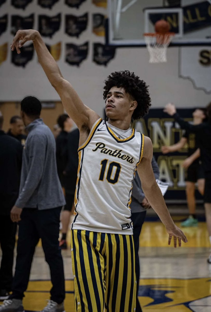 WhitmerHoops's tweet photo. Andre Young III (@AndreYoung2026)
• 2026 • CG • 6-3 • 170lbs •

Catch Dre this weekend w/ @all_ohio at Midwest Mania by @madehoops! Breakout szn from soph to jr year. Huge leap in production in all stats. IU Indy offer. 

🗓️: April 12-13, 2025
📍: Spooky Nook
💻: BallerTV https://t.co/Z6MNfZfirF